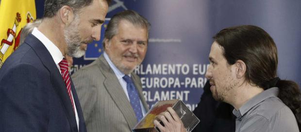 Pablo Iglesias le entrega Juego de Tronos a Felipe VI - RTVE.es Pablo Iglesias le entrega Juego de Tronos a Felipe VI - RTVE.es
