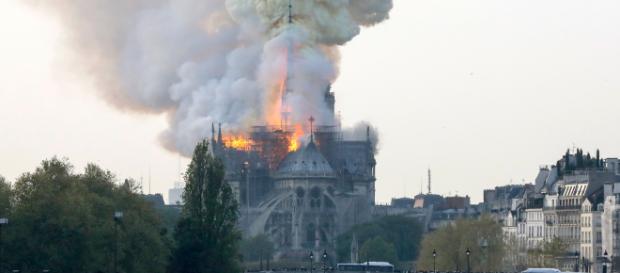 Parigi: Notre Dame avvolta dalle fiamme. Parigi: Notre Dame avvolta dalle fiamme.