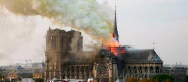 Parigi: le terrificanti immagini che arrivano dalla cattedrale di Notre Dame Parigi: le terrificanti immagini che arrivano dalla cattedrale di Notre Dame