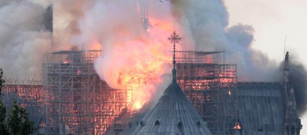 Polícia está tratando incêndio na Catedral de Notre-Dame como acidente (Arquivo Blasting News) Polícia está tratando incêndio na Catedral de Notre-Dame como acidente (Arquivo Blasting News)