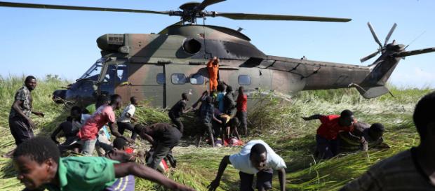Un helicóptero humanitario llega a Mozambique - Siphiwe Sibeko (Reuters) Un helicóptero humanitario llega a Mozambique - Siphiwe Sibeko (Reuters)