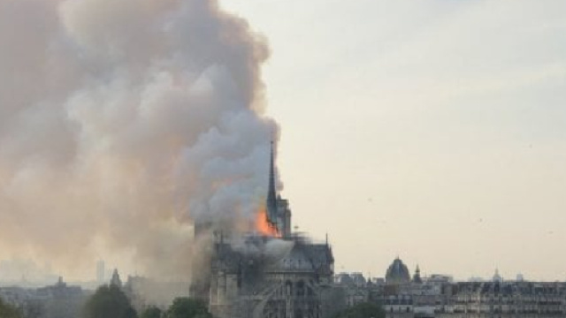 Parigi, incendio alla cattedrale di Notre-Dame: turisti in fuga dal monumento