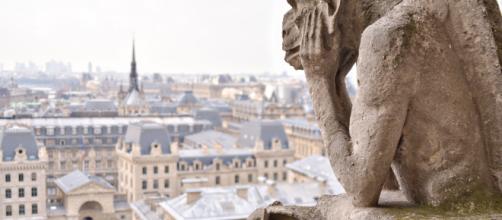 Una delle statue che simboleggiano il Notre Dame de Paris.