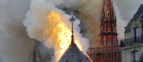 Incendio di Notre Dame:ipotesi disastro colposo, partita la colletta tra i 'big del lusso'
