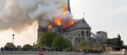Notre Dame in fiamme, gli operai non erano al lavoro in quegli attimi.