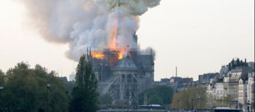 Parigi, incendio alla cattedrale di Notre Dame.