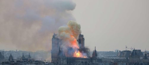 Parigi, incendio nella cattedrale di Notre-Dame - Foto Tgcom24 - mediaset.it
