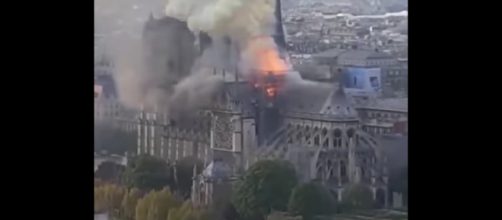 Parigi, Notre Dame sta bruciando