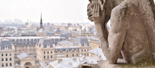 Una delle statue che simboleggiano il Notre Dame de Paris. Una delle statue che simboleggiano il Notre Dame de Paris.