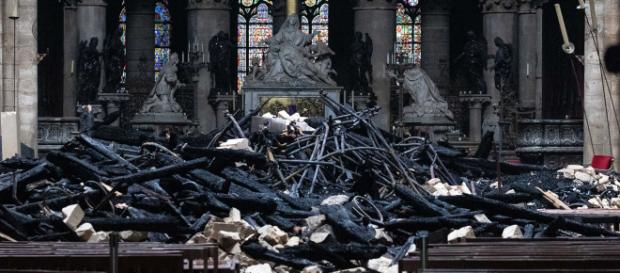 Escombros carbonizados permanecen cerca del altar de la catedral pasirina. - fmlaser1035.com Escombros carbonizados permanecen cerca del altar de la catedral pasirina. - fmlaser1035.com