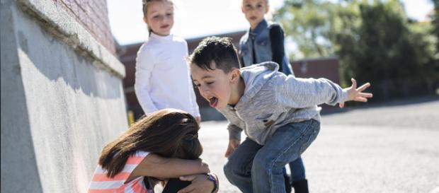 Ferrara, bimbo ebreo aggredito a scuola: 'Riapriremo i forni di Auschwitz' Ferrara, bimbo ebreo aggredito a scuola: 'Riapriremo i forni di Auschwitz'