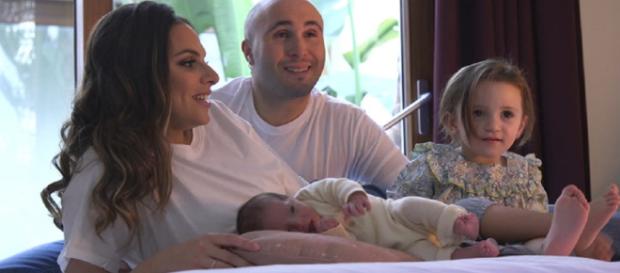 Kiko Rivera junto su esposa e hijas Kiko Rivera junto su esposa e hijas