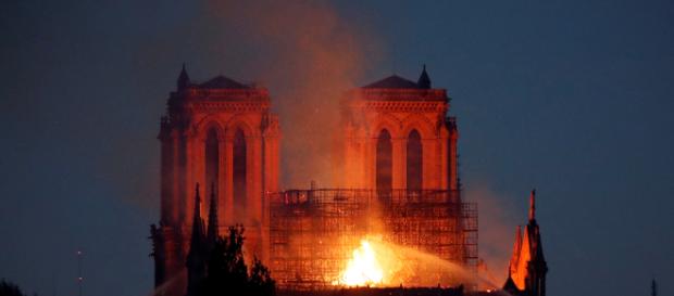 Los bomberos logran parar el incendio de Notre-Dame Los bomberos logran parar el incendio de Notre-Dame