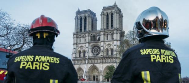 Notre Dame, 500 pompieri sono saliti con le mani sulle torri. Notre Dame, 500 pompieri sono saliti con le mani sulle torri.