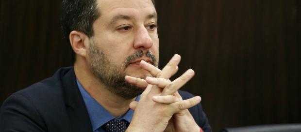 Notre Dame brucia e Matteo Salvini guarda il gf Notre Dame brucia e Matteo Salvini guarda il gf