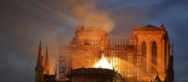 Notre-Dame de Paris ravagée par un violent incendie Notre-Dame de Paris ravagée par un violent incendie