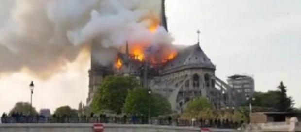 Notre Dame in fiamme, gli operai non erano al lavoro in quegli attimi. Notre Dame in fiamme, gli operai non erano al lavoro in quegli attimi.