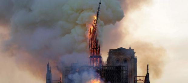 Notre-Dame, sul web esultano i jihadisti e spunta la tesi del complotto islamico Notre-Dame, sul web esultano i jihadisti e spunta la tesi del complotto islamico