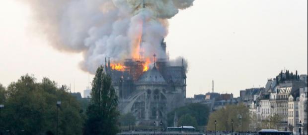 Parigi, incendio alla cattedrale di Notre Dame. Parigi, incendio alla cattedrale di Notre Dame.