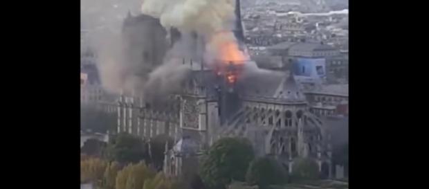 Parigi, Notre Dame sta bruciando Parigi, Notre Dame sta bruciando