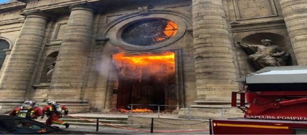 Parigi, un mese fa l'incendio alla chiesa di Saint-Sulpice Parigi, un mese fa l'incendio alla chiesa di Saint-Sulpice