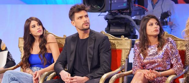 Trono classico spoiler: arriva una segnalazione su Natalia, scatta il primo bacio per Angela Trono classico spoiler: arriva una segnalazione su Natalia, scatta il primo bacio per Angela