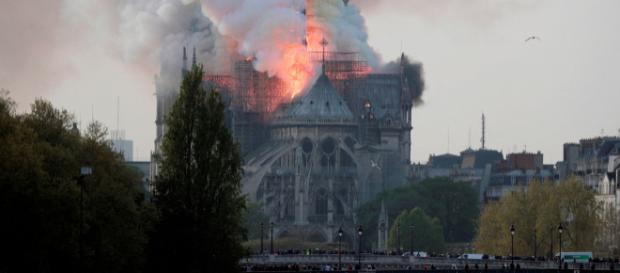 Un incendio devasta la catedral de Notre Dame. - rtve.es Un incendio devasta la catedral de Notre Dame. - rtve.es