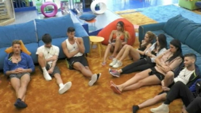 Grande Fratello, concorrenti fanno sciopero del silenzio per opporsi all'ingresso di Lemme