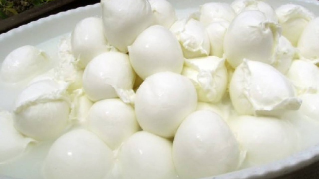 Napoli, sequestrata mozzarella di bufala e pane pericoloso per la salute