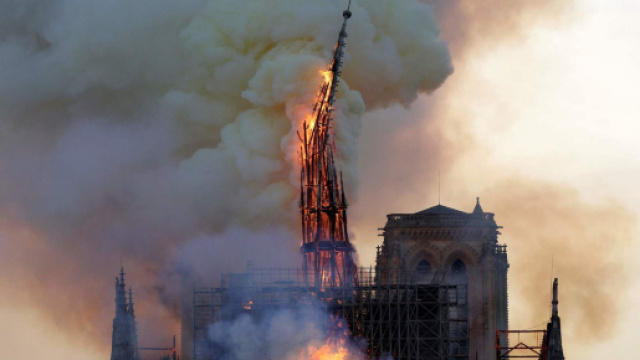 Notre-Dame, sul web esultano i jihadisti e spunta la tesi del complotto islamico
