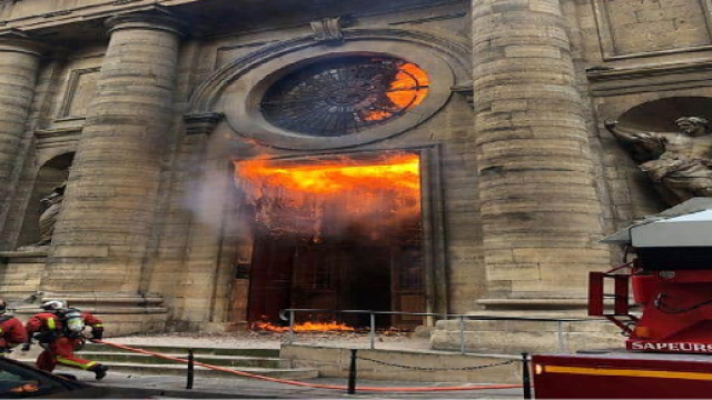 Parigi, un mese fa l'incendio alla chiesa di Saint-Sulpice