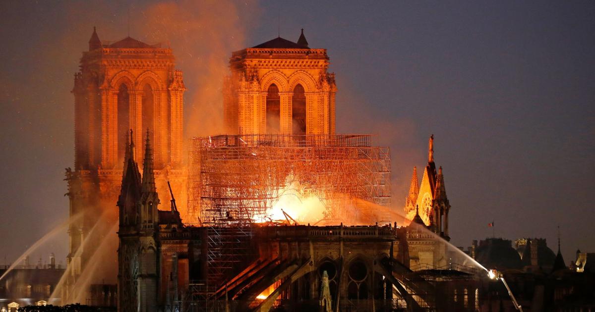 Notre-Dame: la France en pleurs après l'incendie ravageur qui a détruit