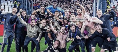 La gioia irrefrenabile dei giocatori dell'Ajax dopo il successo di Torino