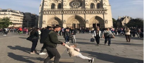 Notre-Dame, la foto virale del papà che gioca con la sua figlia prima del dramma sotto la cattedrale