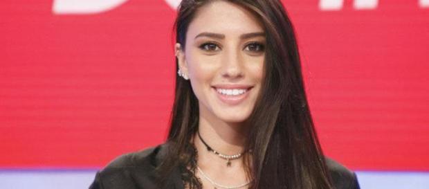 Anticipazioni Uomini e donne: Angela si chiarisce le idee con Luca Anticipazioni Uomini e donne: Angela si chiarisce le idee con Luca