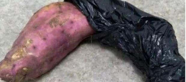 Homem tenta assaltar mulher com batata doce. (Reprodução/ TNH1) Homem tenta assaltar mulher com batata doce. (Reprodução/ TNH1)