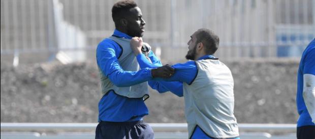 Im Training: Schalke-Stars Salif Sané und Nabil Bentaleb gehen ... - t-online.de Im Training: Schalke-Stars Salif Sané und Nabil Bentaleb gehen ... - t-online.de
