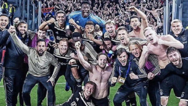 La gioia irrefrenabile dei giocatori dell'Ajax dopo il successo di Torino