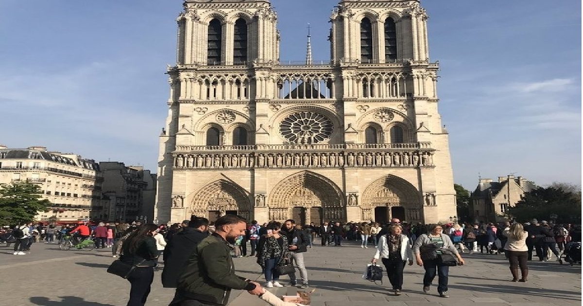 NotreDame, la foto virale del papà che gioca con la figlia un'ora prima dell'incendio