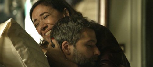 Gabriel (Bruno Gagliasso) e Valentina (Lilia Cabral) se abraçam em reencontro. (Reprodução/TV Globo)
