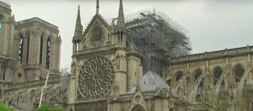 Notre Dame e le sue impalcature, in attesa del restauro.