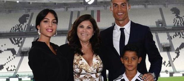 Dolores, madre di Cristiano Ronaldo: 'Mi ha detto Mamma non faccio miracoli' Dolores, madre di Cristiano Ronaldo: 'Mi ha detto Mamma non faccio miracoli'