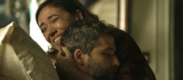 Gabriel (Bruno Gagliasso) e Valentina (Lilia Cabral) se abraçam em reencontro. (Reprodução/TV Globo) Gabriel (Bruno Gagliasso) e Valentina (Lilia Cabral) se abraçam em reencontro. (Reprodução/TV Globo)