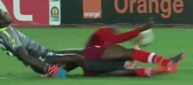 Jogador quebra as duas pernas durante a partida (Reprodução/ Bein Sports) Jogador quebra as duas pernas durante a partida (Reprodução/ Bein Sports)