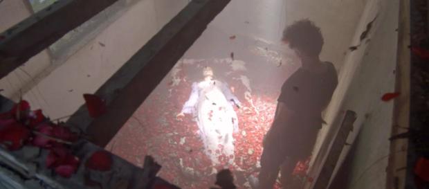 Milu é encontrada morta por Murilo. (Reprodução/Gshow) Milu é encontrada morta por Murilo. (Reprodução/Gshow)