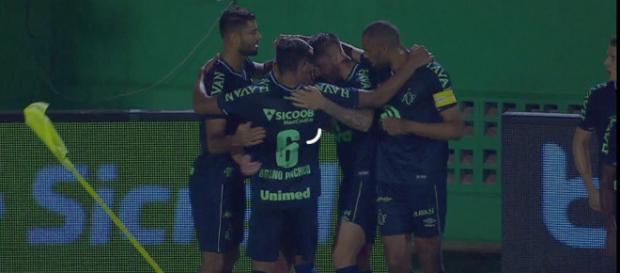 Único gol da partida saiu no primeiro tempo. (Reprodução/TV Globo). Único gol da partida saiu no primeiro tempo. (Reprodução/TV Globo).