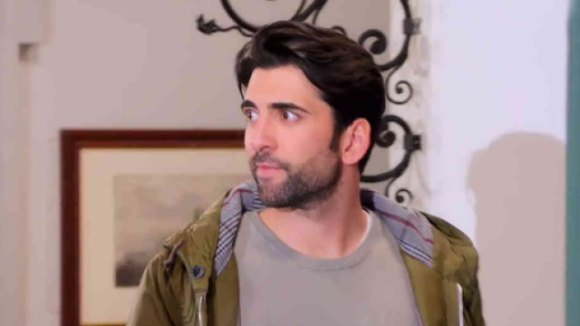 Ciro (Vincenzo Alfieri) si guarda intorno nell'androne di Palazzo Palladini