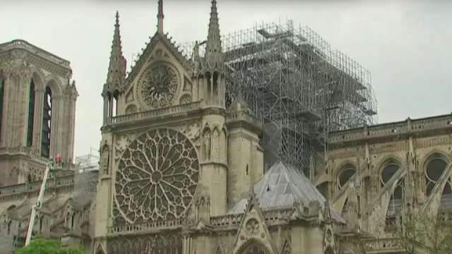 Notre Dame e le sue impalcature, in attesa del restauro.