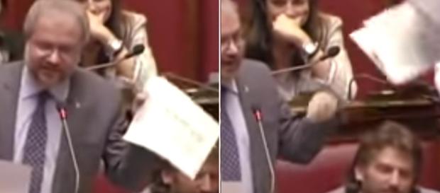 Borghi attacca Padoan, lancia i fogli in aria ed in aula è bagarre (VIDEO) Borghi attacca Padoan, lancia i fogli in aria ed in aula è bagarre (VIDEO)