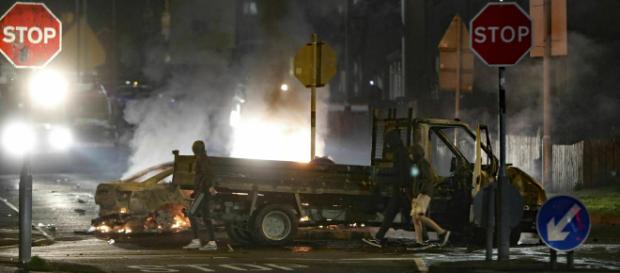 Irlanda del Nord, ancora scontri: muore giornalista 29enne, 'E' terrorismo' Irlanda del Nord, ancora scontri: muore giornalista 29enne, 'E' terrorismo'